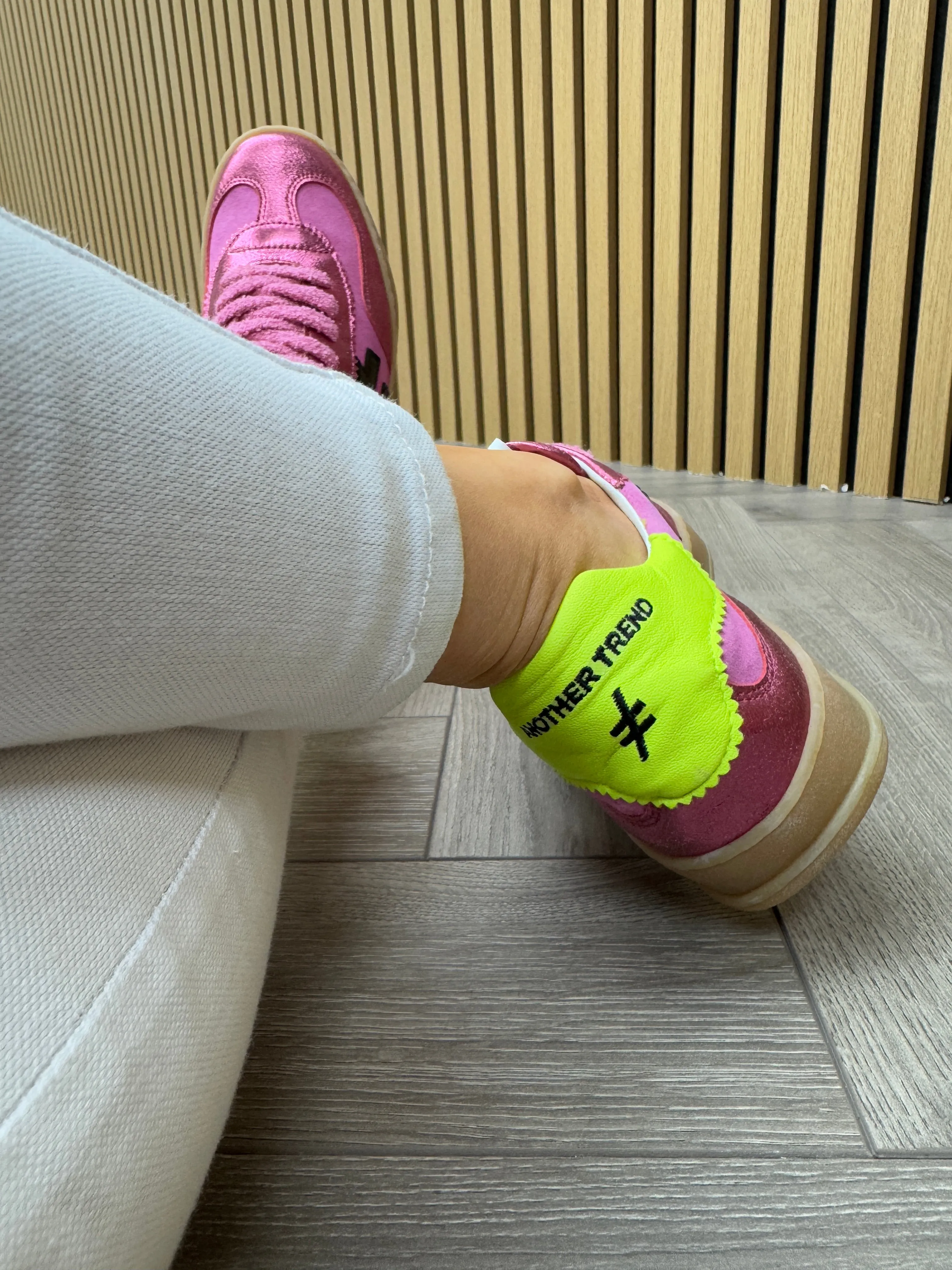 Another Trend (SS25) Lace Up Trainer With Neon Heel A03276C6 - Carmesi (A21)