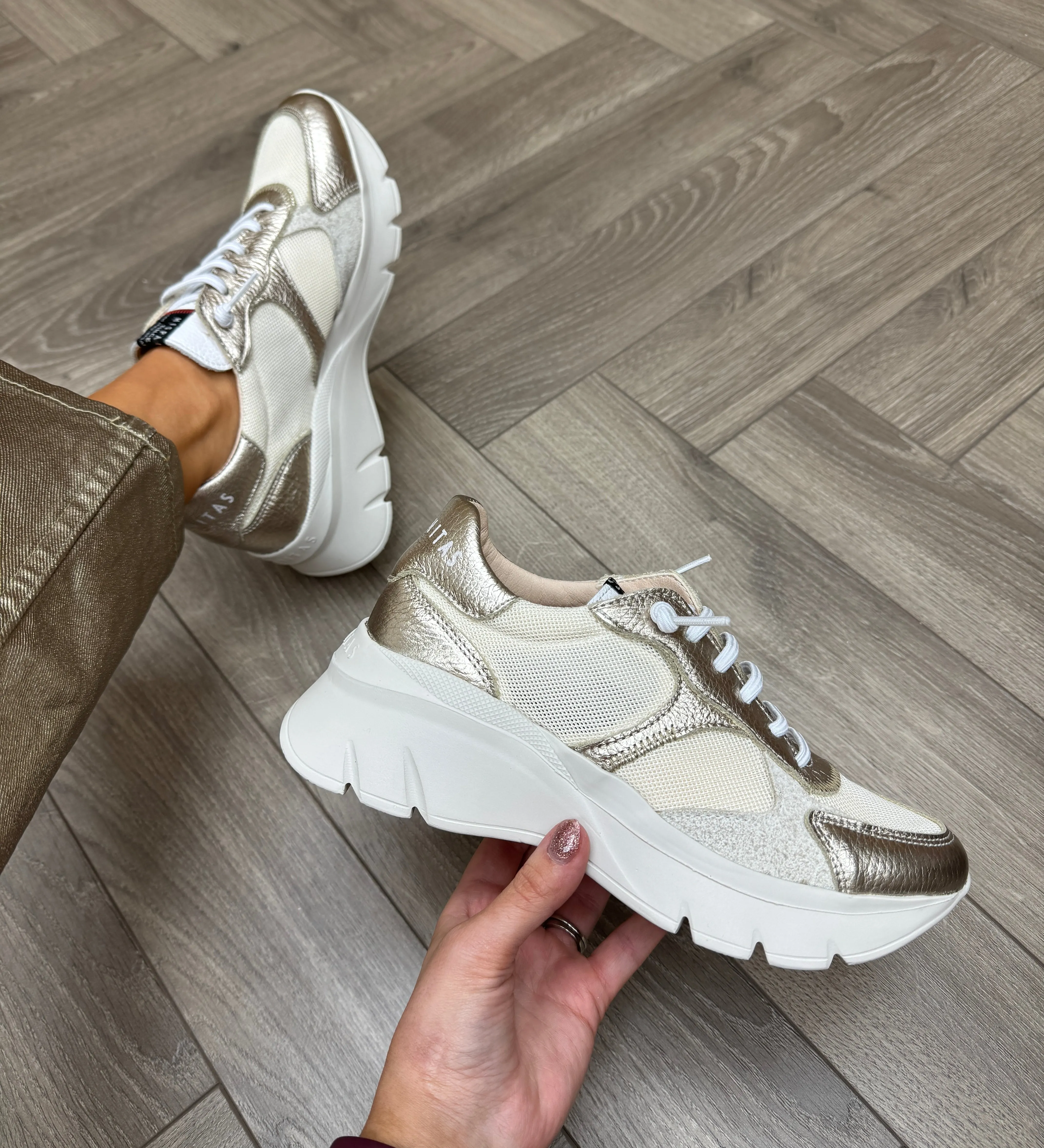 Hispanitas (SS25) Elasticated Lace Trainer CHV253819 - Cava/White (H4)
